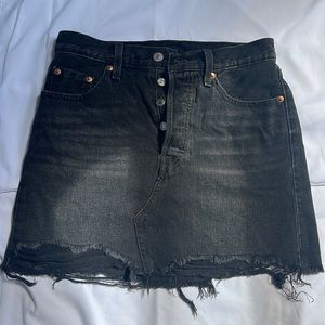 LEVIS  black  jean skirt size 25